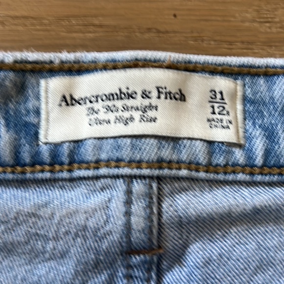 A&F 90s Ultra High Rise Straight Jeans - Picture 2 of 4